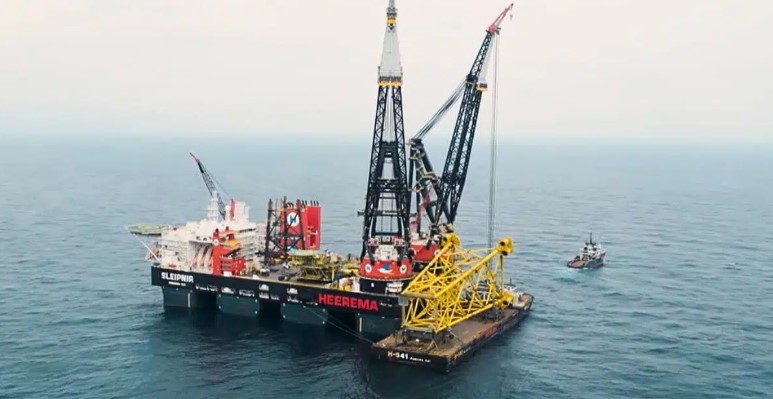 Крупнейшее в мире крановое судно устанавливает новый опорный блок для нефтяного проекта в Северном море
